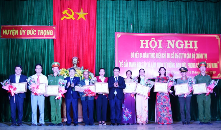 Các cá nhân xuất sắc trong việc thực hiện Chỉ thị 05-CT/TW của Bộ Chính trị nhận giấy khen xủa Huyện ủy Đức Trọng