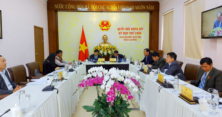 Các đại biểu tham dự khai mạc kỳ họp thứ 9, Quốc hội khóa XIV bằng hình thức trực tuyến tại đầu cầu Lâm Đồng 