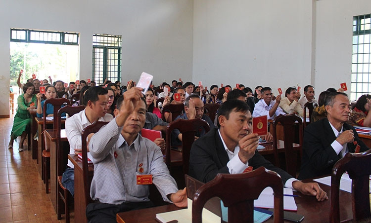 Các đại biểu biểu quyết thông qua nghị quyết Đại hội