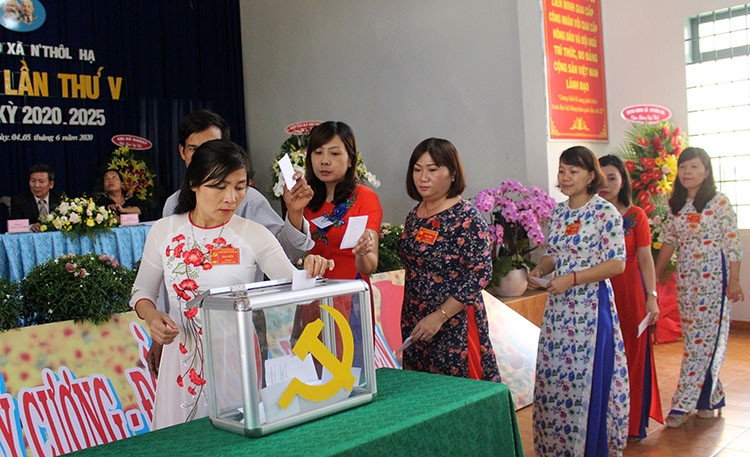 Các đại biểu bỏ phiếu bầu Ban Chấp hành khóa mới