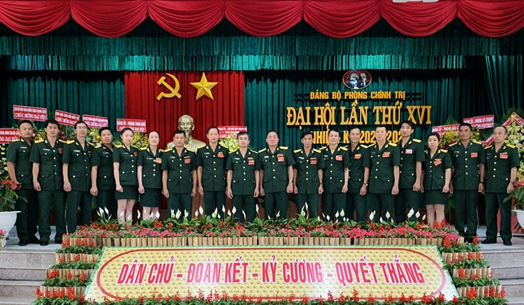 Ban Chấp hành Đảng bộ khóa mới và đoàn đại biểu đi dự Đại hội cấp trên ra mắt Đại hội