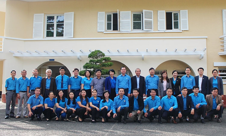 Các đồng chí Nguyễn Đình Khang và Nguyễn Xuân Tiến cùng đoàn công tác chụp hình lưu niệm cùng cán bộ chuyên trách cơ quan LĐLĐ tỉnh