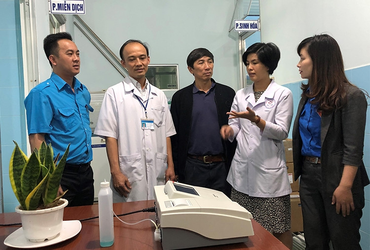 Máy sinh hóa đã được đơn vị tài trợ lắp đặt và hướng dẫn sử dụng cho nhân viên Trung tâm Y tế huyện