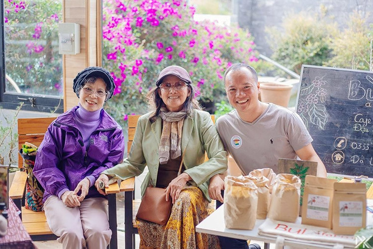 Bùi Anh Tuấn và sản phẩm của Bùi Farm tại phiên chợ nông sản hữu cơ