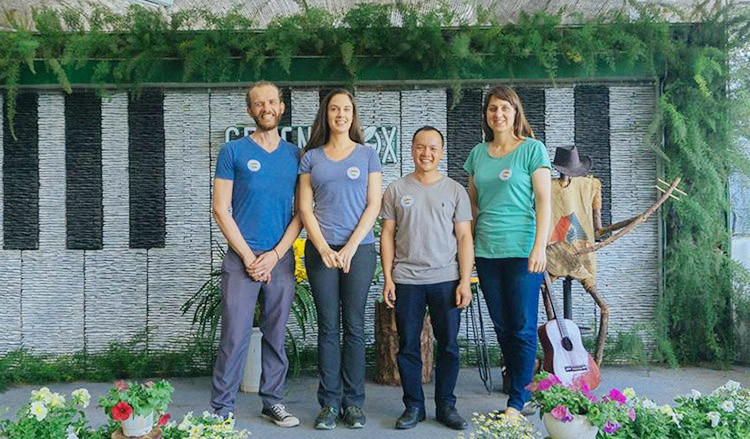 Những người thành lập phiên chợ (từ trái qua: Matt, Eila, Bùi Anh Tuấn và Leoni)