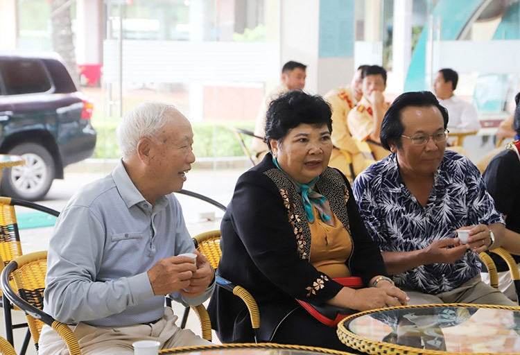 Đồng chí Nguyễn Văn An - Nguyên Chủ tịch Quốc hội trò chuyện cùng nguyên Bí thư Thị ủy Bảo Lộc Lưu Thị Thanh An