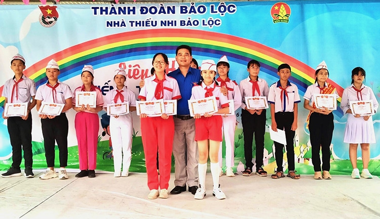 Khen thưởng 2 Chỉ huy Đội xuất sắc tại Liên hoan
