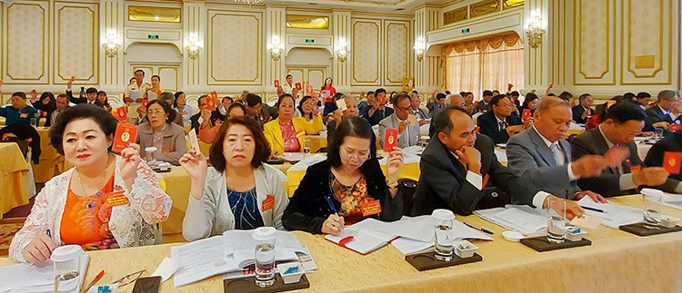 Các đại biểu biểu quyết thông qua Nghị quyết đại hội nhiệm kỳ 2020 - 2025.