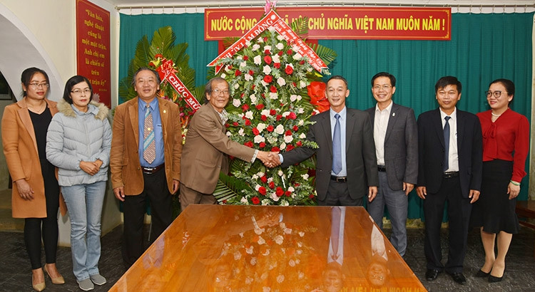 Đồng chí Trần Văn Hiệp - Phó Bí thư Tỉnh ủy chúc mừng Hội Văn học Nghệ thuật nhân dịp 21/6