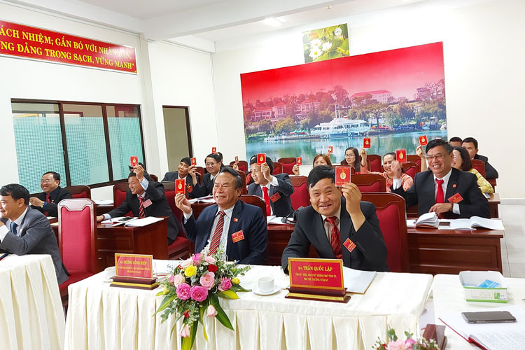 Các đại biểu biểu quyết thông qua Nghị quyết Đại hội