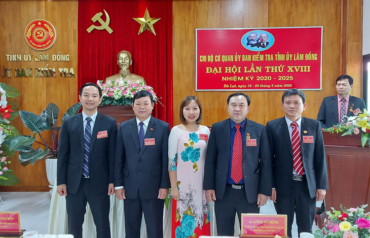 Cấp ủy Chi bộ Cơ quan Ủy ban Kiểm tra Tỉnh ủy nhiệm kỳ 2020 – 2025 ra mắt nhận nhiệm vụ trước Đại hội
