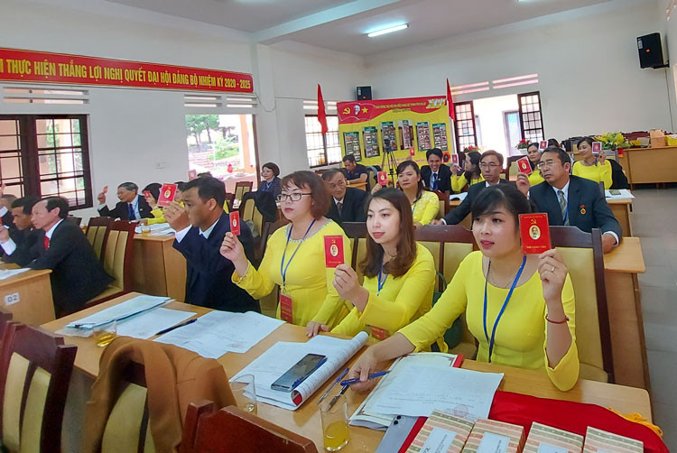 Các đại biểu biểu quyết thông qua Nghị quyết Đại hội