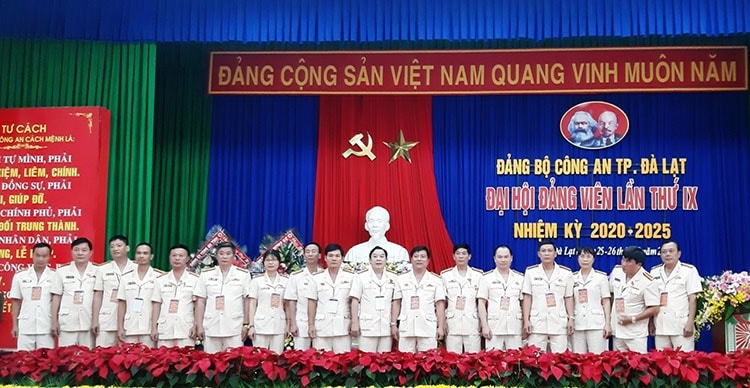  Ban Chấp hành Đảng bộ Công an thành phố Đà Lạt khoá IX, nhiệm kỳ 2020 - 2025 và đoàn đại biểu đi dự đại hội cấp trên ra mắt Đại hội 