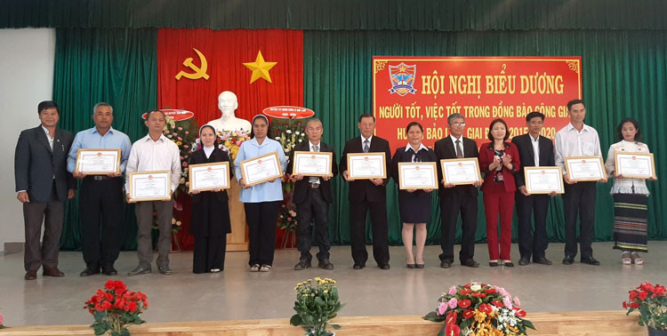 Các cá nhân trong đồng bào Công giáo được khen thưởng