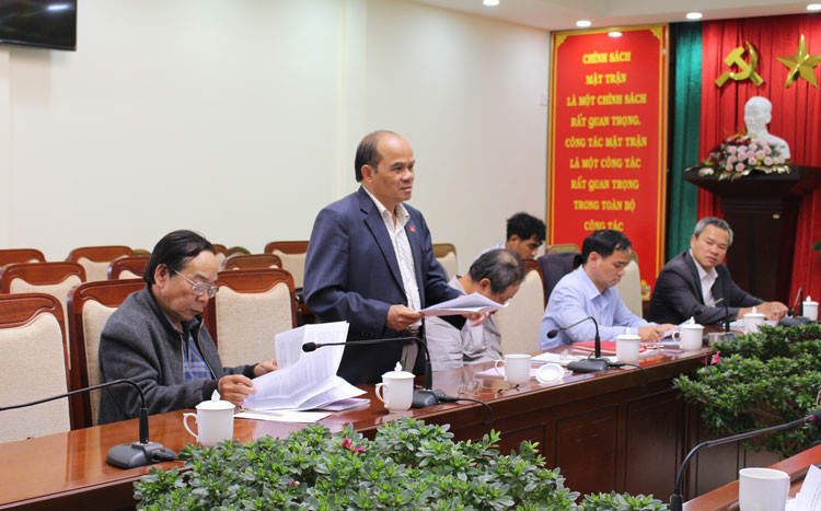 Các đại biểu tham gia góp ý về những tồn tại, bất cập trong quản lý điều hành nhằm xây dựng chính quyền trong sạch, vững mạnh