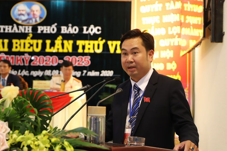Đồng chí Huỳnh Thanh Phương – Bí thư Đảng ủy Phường 1 tham luận với chủ đề: “Một số nhiệm vụ, giải pháp đột phá của Đảng bộ phường trong xây dựng các tiêu chí xây dựng phường phát triển toàn diện, bền vững”.