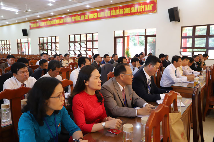 Đồng chí Nguyễn Văn Triệu điều hành phiên họp thứ nhất Ban Chấp hành Đảng bộ thành phố Bảo Lộc khóa VI