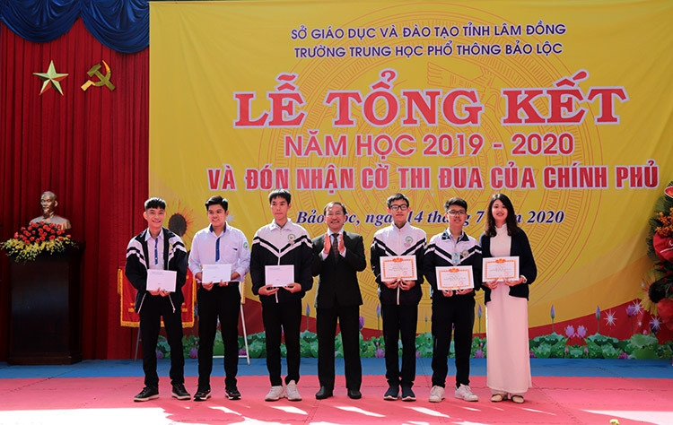 Ông Trần Đức Lợi - Phó Giám đốc Sở Giáo dục và Đào tạo Lâm Đồng trao thưởng cho các học sinh Trường THPT Bảo Lộc đạt giải khoa học kỹ thuật cấp tỉnh năm học 2019 - 2020