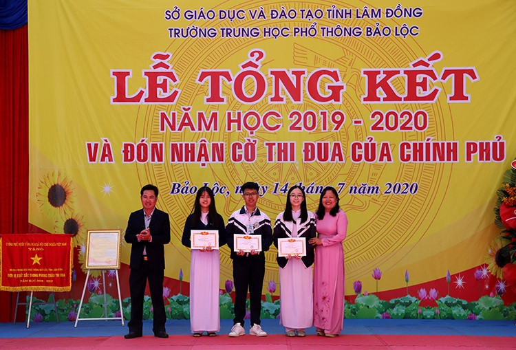 Khen thưởng các thủ khoa của 3 khối năm học 2019 - 2020