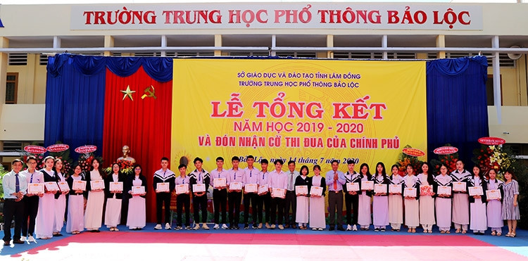 Khen thưởng học sinh giỏi toàn diện năm học 2019 - 2020