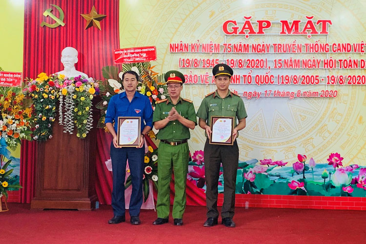 Thượng tá Nguyễn Đình Sô - Trưởng Công an huyện Đạ Tẻh trao thưởng cho tập thể Công an huyện – Huyện Đoàn Đạ Tẻh đạt giải nhì cuộc thi viết tìm hiểu về 75 năm ngày truyền thống CAND Việt Nam, 15 năm ngày hội Toàn dân bảo vệ ANTQ
