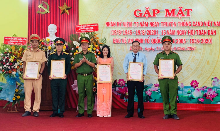 Thượng tá Nguyễn Đình Sô - Trưởng Công an huyện Đạ Tẻh trao thưởng cho nhóm tác giải là cán bộ, chiến sỹ Công an huyện Đạ Tẻh đạt giải nhì cuộc thi viết tìm hiểu về 75 năm ngày truyền thống CAND Việt Nam, 15 năm ngày hội Toàn dân bảo vệ ANTQ