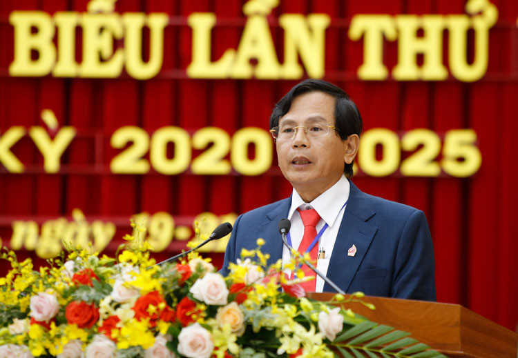 Đồng chí Phạm Thanh Quan báo cáo Đề án nhân sự Ban Chấp hành khóa VIII