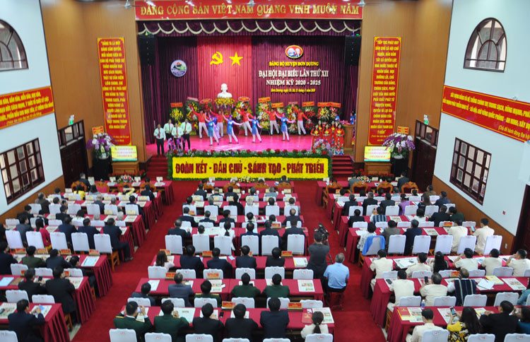 Biểu diễn văn nghệ chào mừng Đại hội 