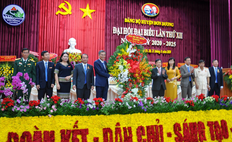 Đồng chí Đoàn Văn Việt - Phó Bí thư Tỉnh ủy, Chủ tịch UBND tỉnh, Trưởng đoàn ĐBQH đơn vị tỉnh Lâm Đồng thay mặt Tỉnh ủy tặng hoa cho Đại hội 