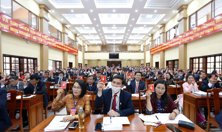 Các đại biểu biểu quyết thông qua tiêu chuẩn, cơ cấu cấp ủy khóa mới