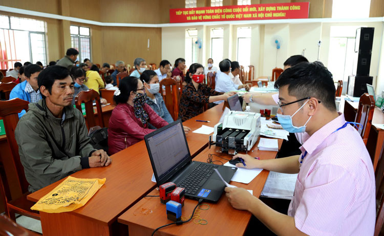 Cán bộ Phòng Giao dịch Ngân hàng CSXH thành phố Bảo Lộc giao dịch với khách hàng tại xã Đại Lào