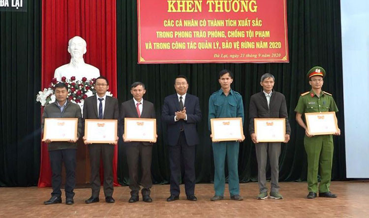 Đồng chí Tôn thiện San - Chủ tịch UBND thành phố Đà Lạt trao giấy khen cho các cá nhân có thành tích trong quản lý, bảo vệ rừng và phòng chống tội phạm
