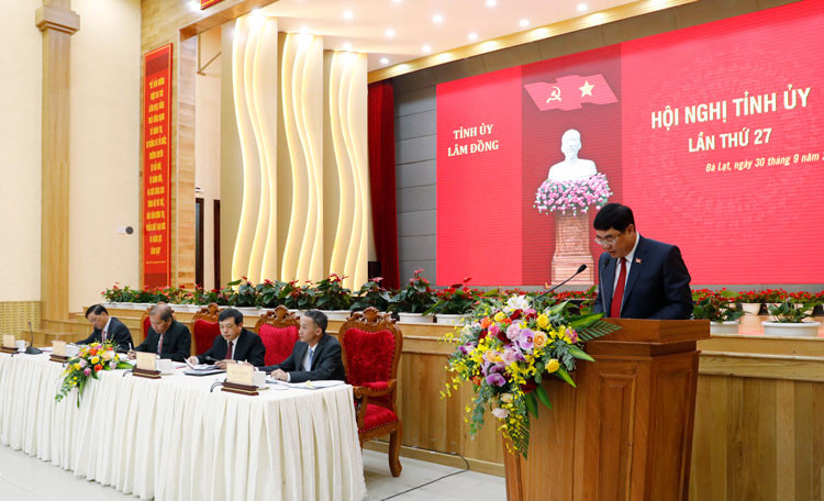 Chánh Văn phòng Tỉnh uỷ Lâm Đồng Trần Đình Văn báo cáo về công tác chuẩn bị Đại hội Đảng bộ tỉnh nhiệm kỳ 2020 - 2025