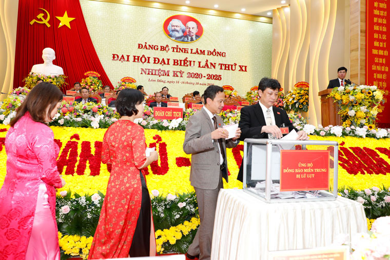 Các đại biểu tham dự Đại hội ủng hộ đồng bào miền Trung bị lũ lụt