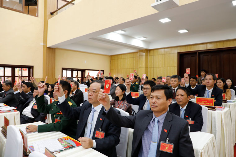 Biểu quyết thông qua danh sách đại biểu dự khuyết tham dự Đại hội toàn quốc lần thứ XIII của Đảng