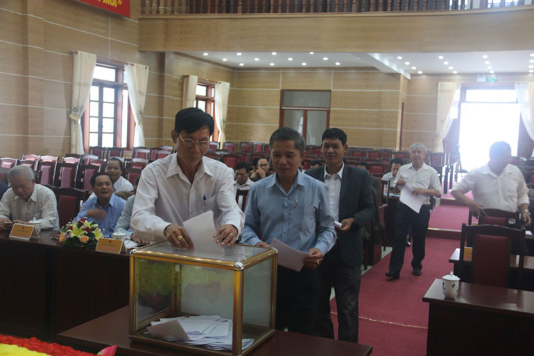 Các đại biểu bỏ phiếu bầu bổ sung các chức danh Phó Chủ tịch HĐND và UBND huyện