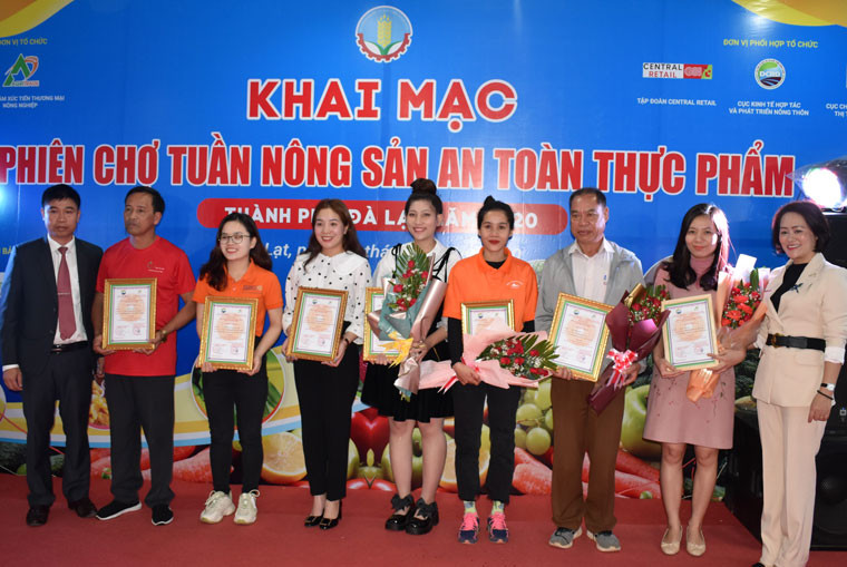 Khen thưởng các sản phẩm tiêu biểu tại phiên chợ