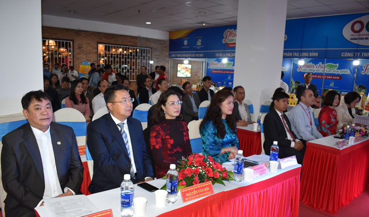 Các đại biểu tham dự khai mạc phiên chợ