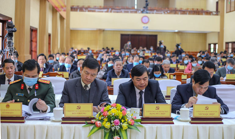 Các đại biểu nghiên cứu dự thảo nghị quyết tại kỳ họp 