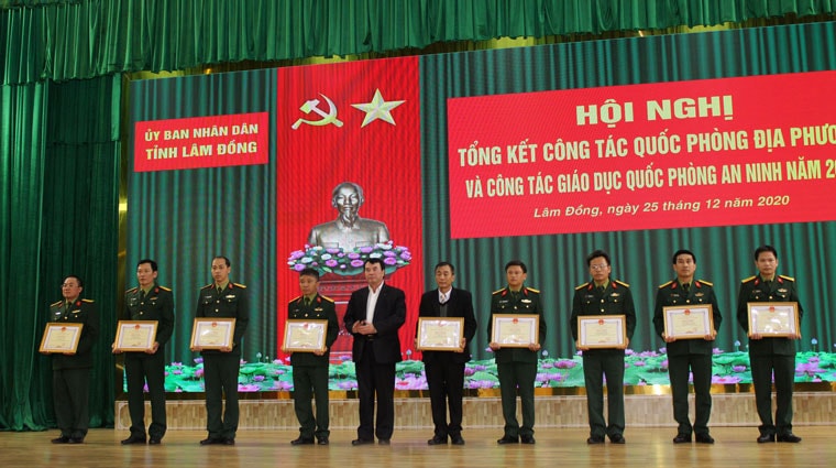 Các tập thể và cá nhân được nhận bằng khen của UBND tỉnh