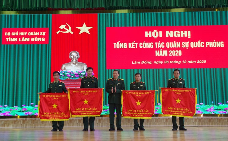 Các tập thể, cá nhân được khen thưởng