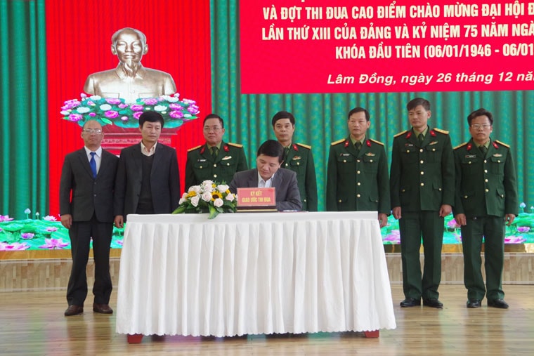 Đại diện các cơ quan, đơn vị ký cam kết thi đua năm 2021