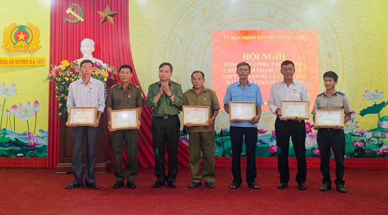  Trao kỷ niệm chương vì sự nghiệp bảo vệ an ninh tổ quốc cho các cá nhân 