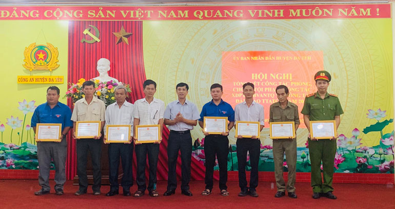Các tập thể nhận giấy khen của UBND huyện Đạ Tẻh 