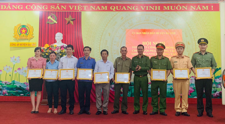 Các cá nhân nhận giấy khen của UBND huyện Đạ Tẻh 