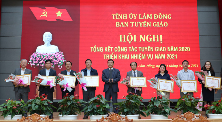 Lãnh đạo Ban Tuyên giáo Tỉnh ủy trao giấy khen cho 8 đơn vị có thành tích xuất sắc trong công tác tuyên truyền Đại hội Đảng các cấp nhiệm kỳ 2020 – 2025.