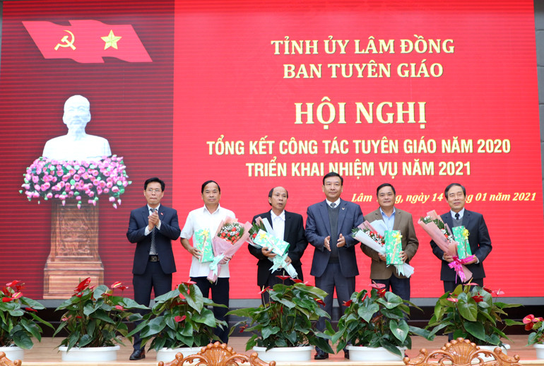 Tặng quà chia tay lãnh đạo Ban Tuyên giáo các huyện