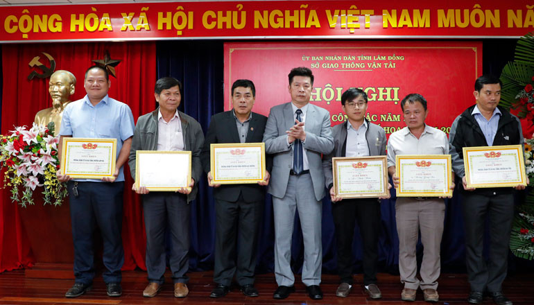 Giám đốc Sở Giao thông Vận tải tỉnh lâm Đồng Trương Hữu Hiệp tặng giấy khen cho các tập thể và cá nhân