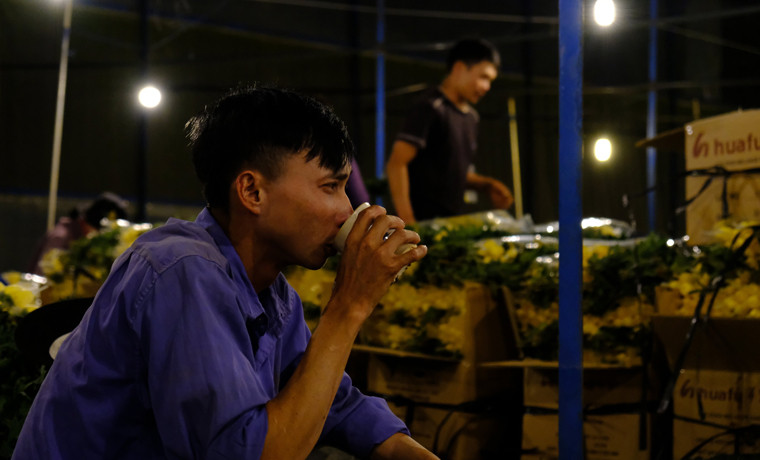  Làm việc cả ngày đến nửa đêm, một ly trà nóng, sữa tươi và cả trái cây… là những món đồ không thể thiếu đối với người lao động trong những ngày cuối năm