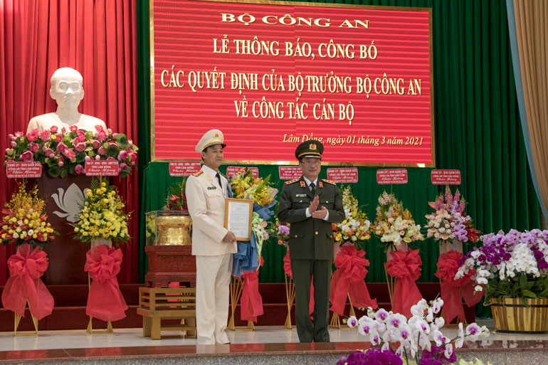 Thượng tướng Nguyễn Xuân Thành – Thứ trưởng Bộ Công an trao quyết định bổ nhiệm cho Đại tá Trần Minh Tiến.